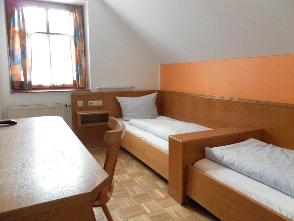 Postel nebo postele na pokoji v ubytování Landgasthof Asum