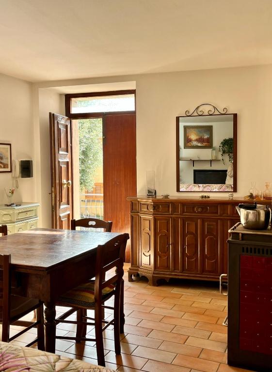 a dining room with a table and a mirror at Casa dei nonni in Rigali