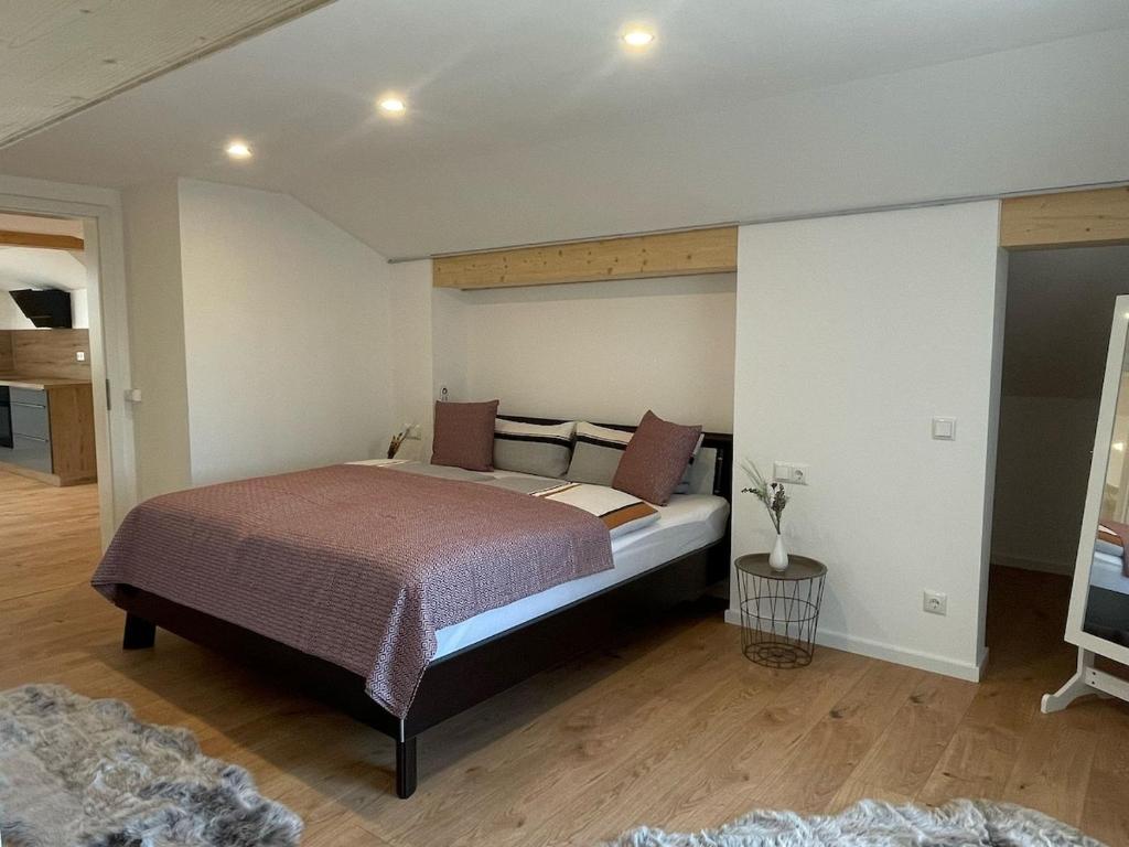 a bedroom with a large bed in a room at Charmantes Dorf-Apartment in Dietramszell
