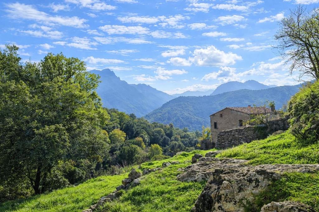 an old house on a hill with mountains in the background at Casa Di Babbo in Olmi-Cappella