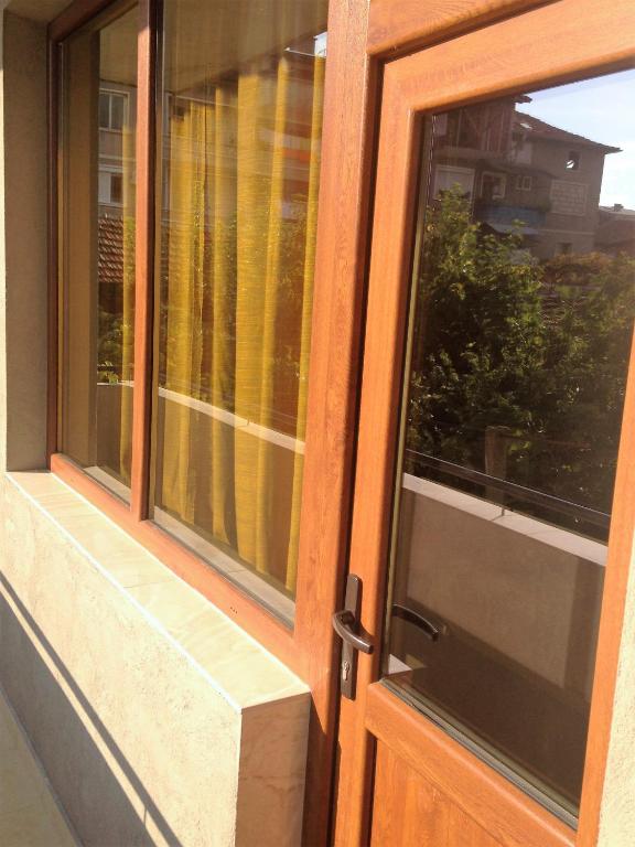 Puerta abatible exterior PVC roble + termopanel