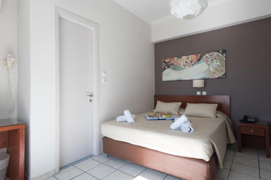 Postel nebo postele na pokoji v ubytování Epidavros Hotel