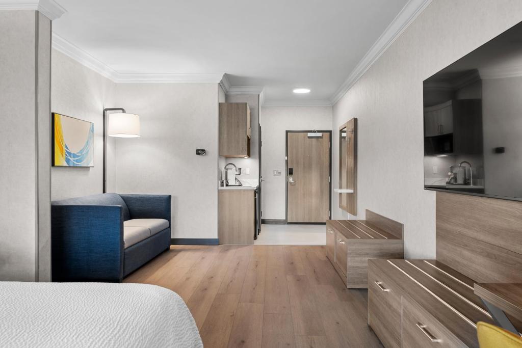 Holiday Inn Express Hotel & Suites Santa Cruz by IHG photo
