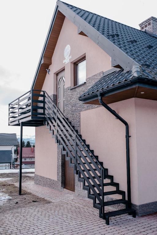 a metal staircase on the side of a building at Apartamenty Pienińska Aura in Czorsztyn
