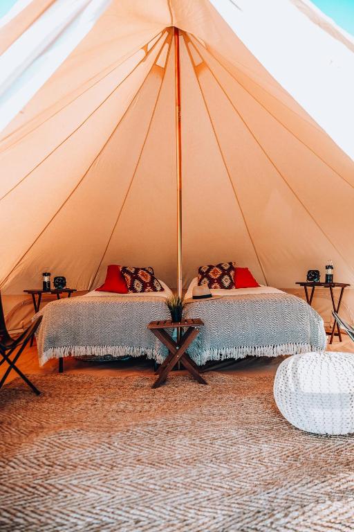 a bedroom with a bed in a tent at Grand Canyon Glamping in Valle