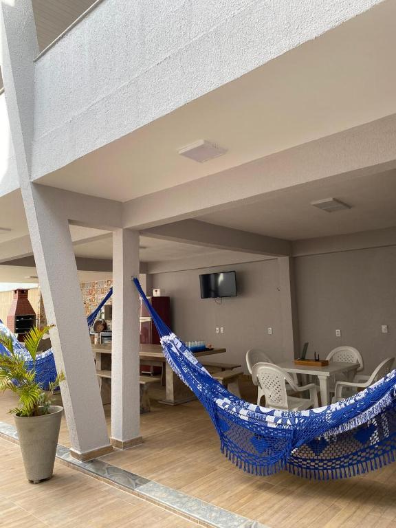 a hammock in the middle of a living room at Chácara Julião da usina in Juazeiro do Norte