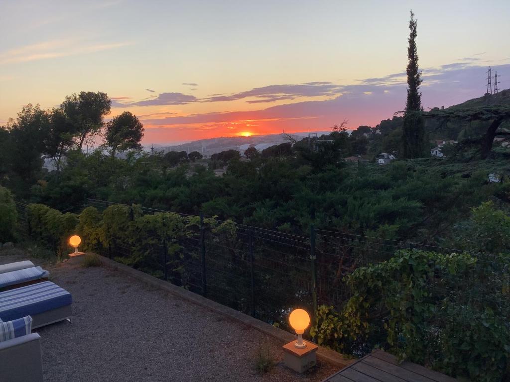 a view of a sunset from a patio with two lights at La Panouse in Marseille