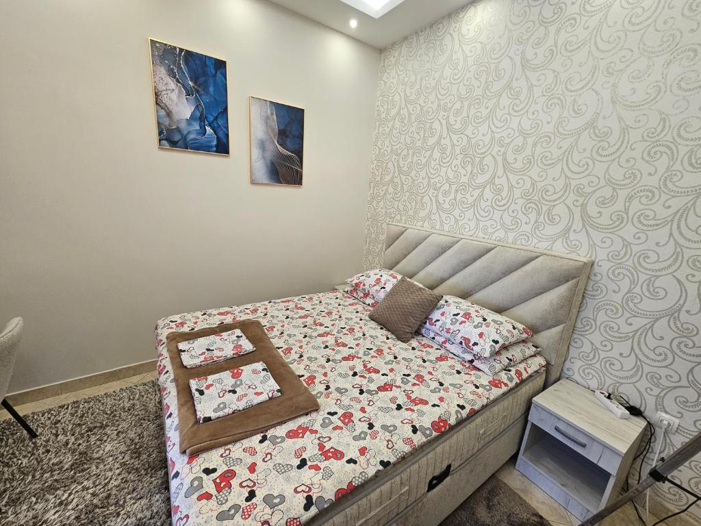 a small bedroom with a bed in a room at Apartmani Vlaovic in Herceg-Novi