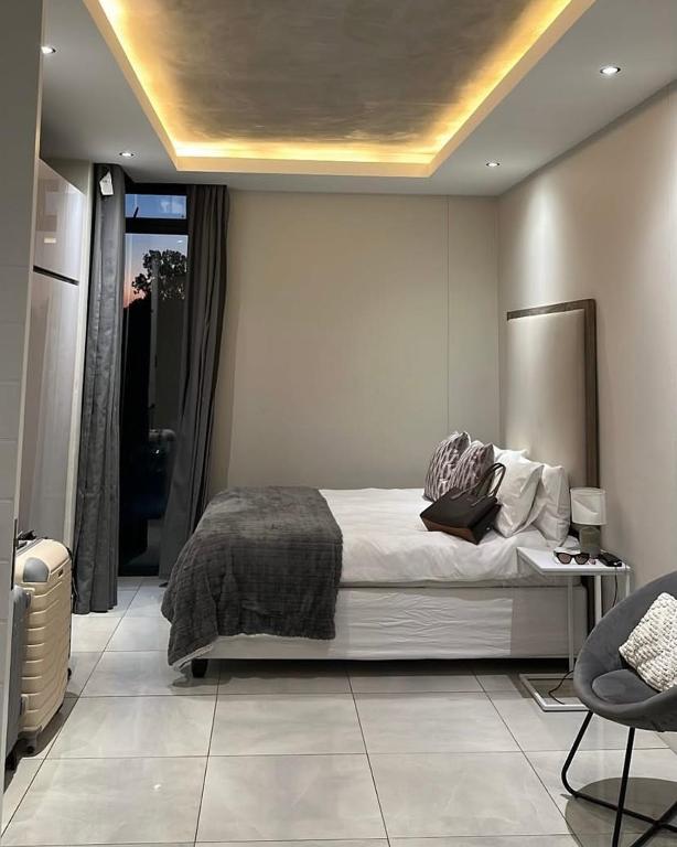 a bedroom with a bed in a room at Luxury Property in Kingsborough