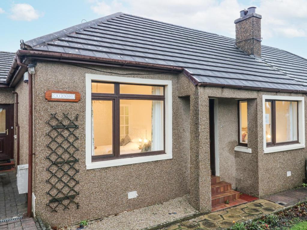 a small brick house with a window at Cairndhu in Boʼness