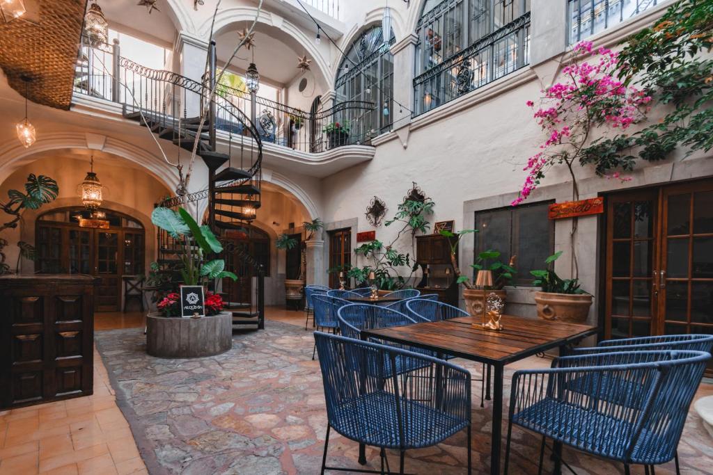 a patio with a table and chairs in a building at Te Amo Hotel Boutique in San Miguel de Allende