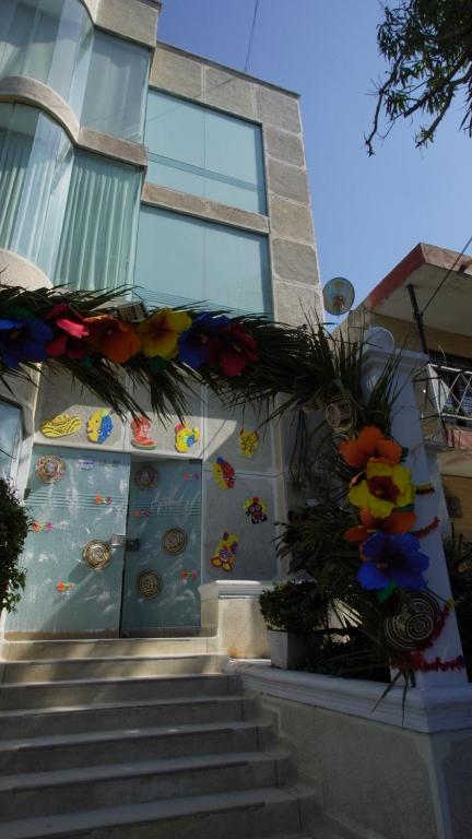 a building with a door with flowers on it at Hostal El Recreo in Barranquilla