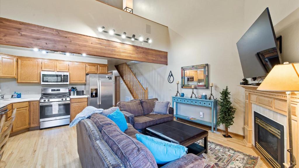 a living room with a couch and a kitchen at Putter`s Inn in Red Lodge