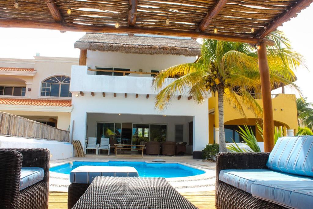a villa with a swimming pool and a patio at Villa Siros de 4 habitaciones in Chicxulub