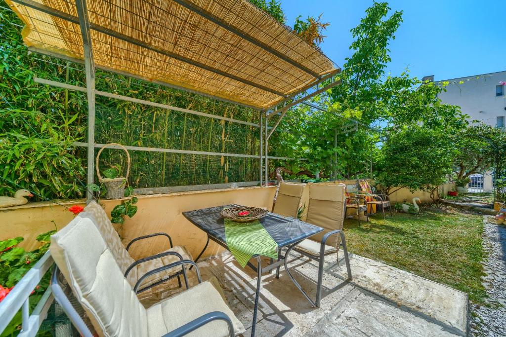 Comfortable apartments Obad, 4 min walk to Znjan beach