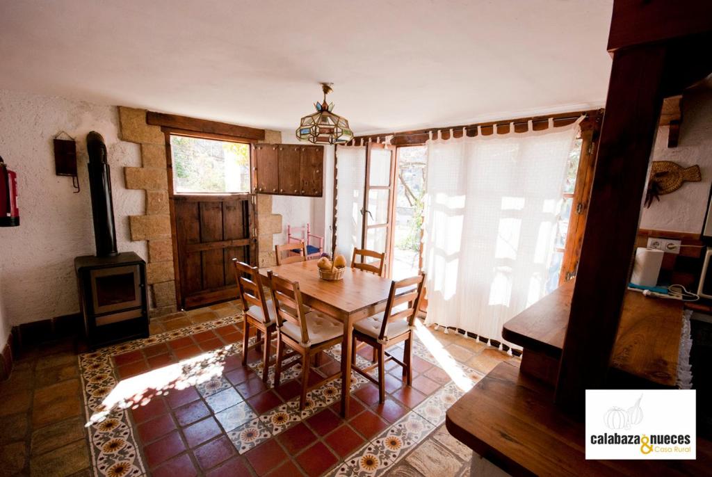 - une salle à manger avec une table et des chaises en bois dans l'établissement Casa Rural Calabaza & Nueces, à Cazorla