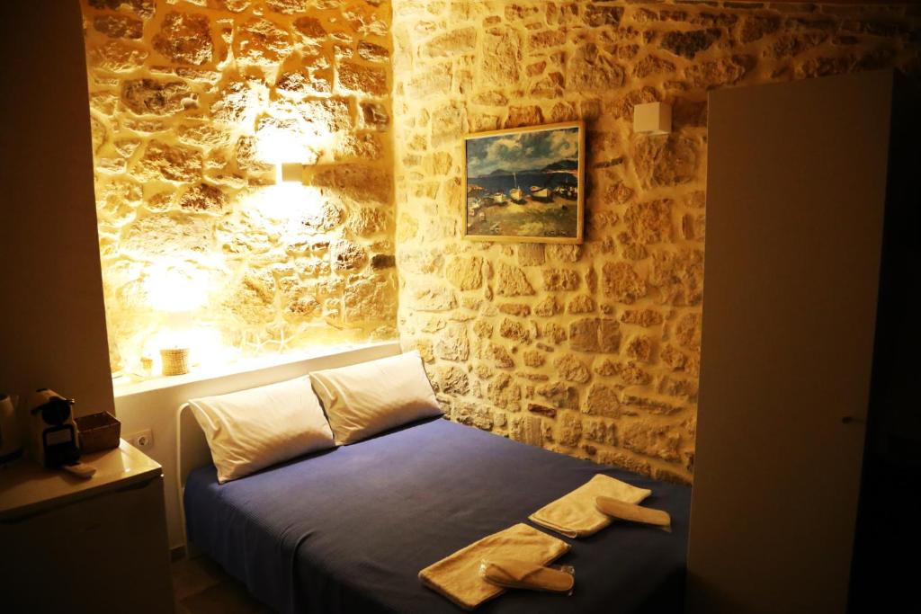 Postel nebo postele na pokoji v ubytování Matala Caves