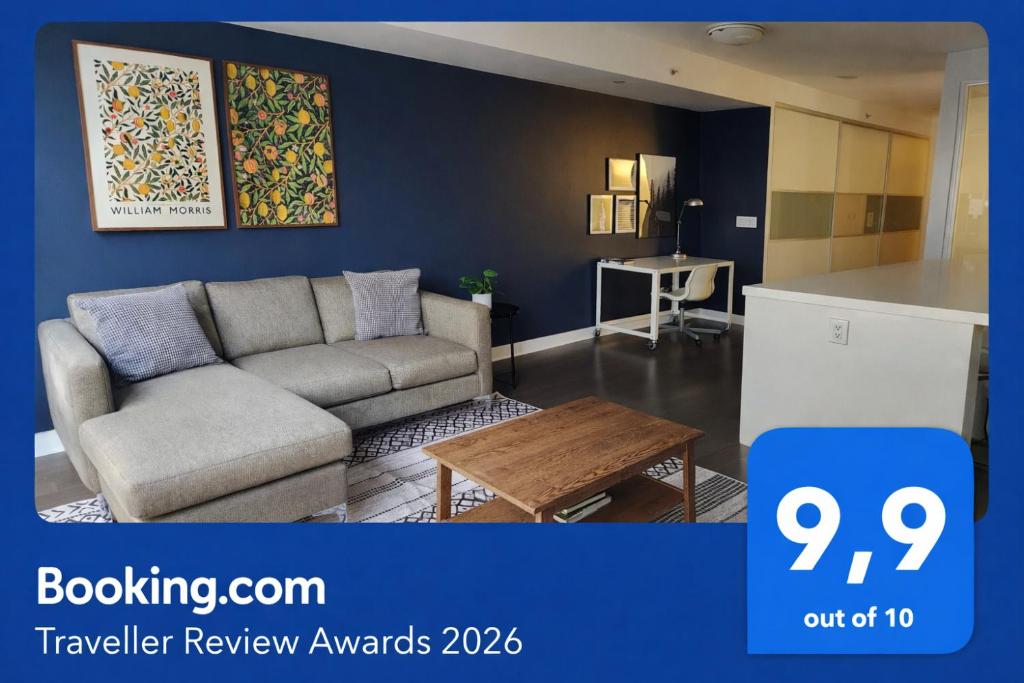 ein Wohnzimmer mit Sofa und Tisch in der Unterkunft Queen St West Haven - Modern Loft, Downtown Toronto, Free Parking in Toronto