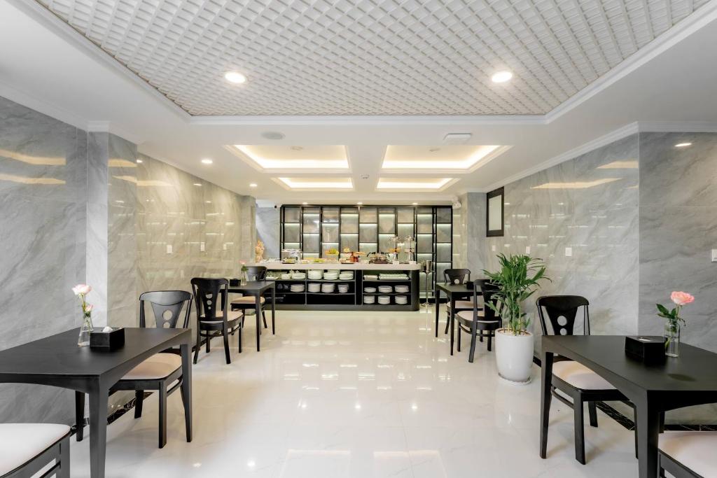 Khu vực phục vụ bữa sáng tại Bailey Hotel Hue với không gian sáng và gọn gàng.