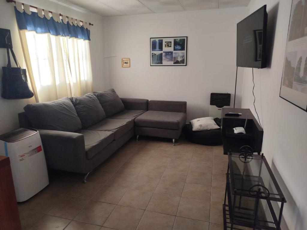 ein Wohnzimmer mit Sofa und Fernseher in der Unterkunft Tres sueños in Pueblo Esther
