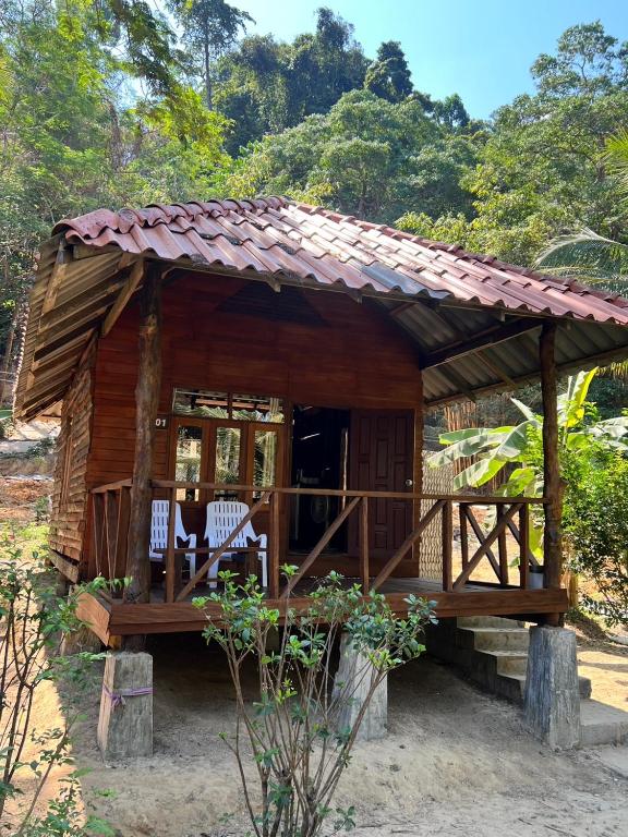 a small wooden hut with a roof at Kwangpeeb Homestay in Ko Phayam