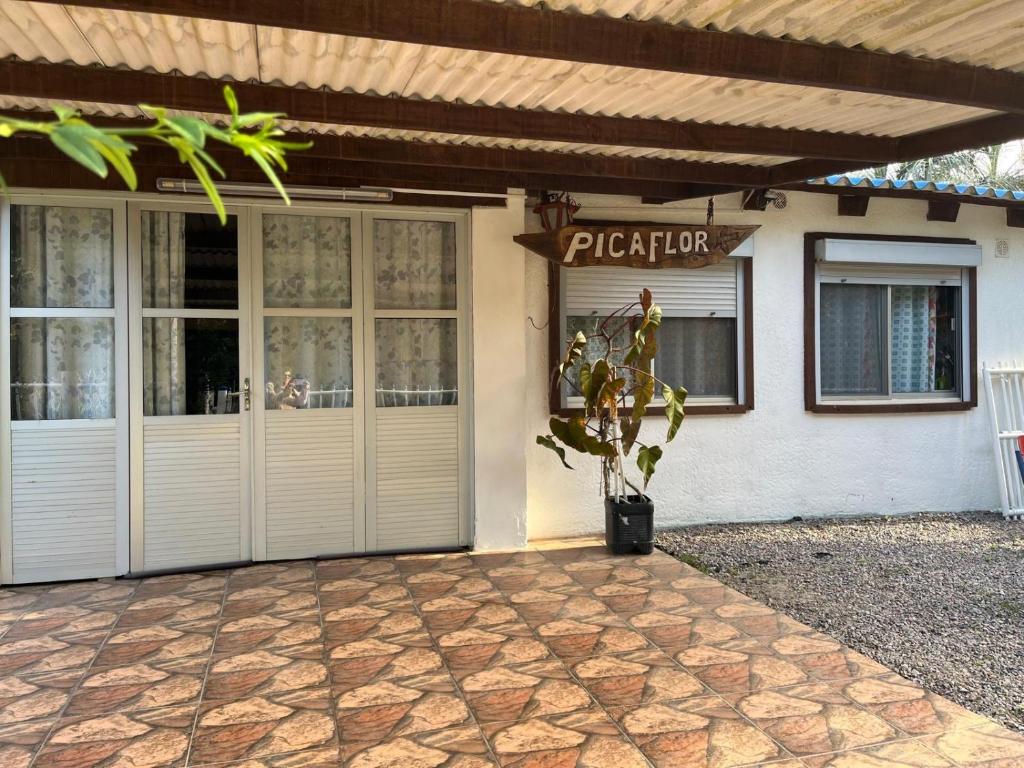 a building with a pizza hut sign in front of it at Picaflor in Barra del Chuy