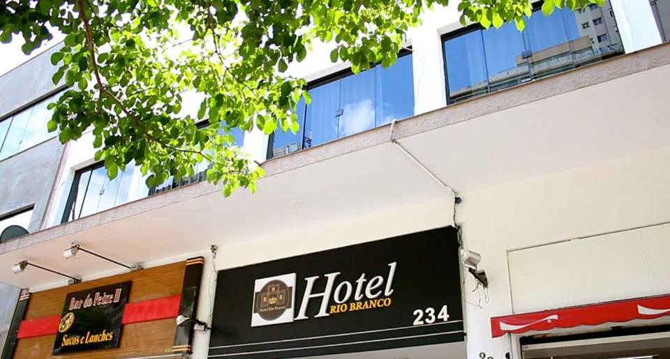 znak hotelowy na boku budynku w obiekcie Hotel Rio Branco w São Paulo