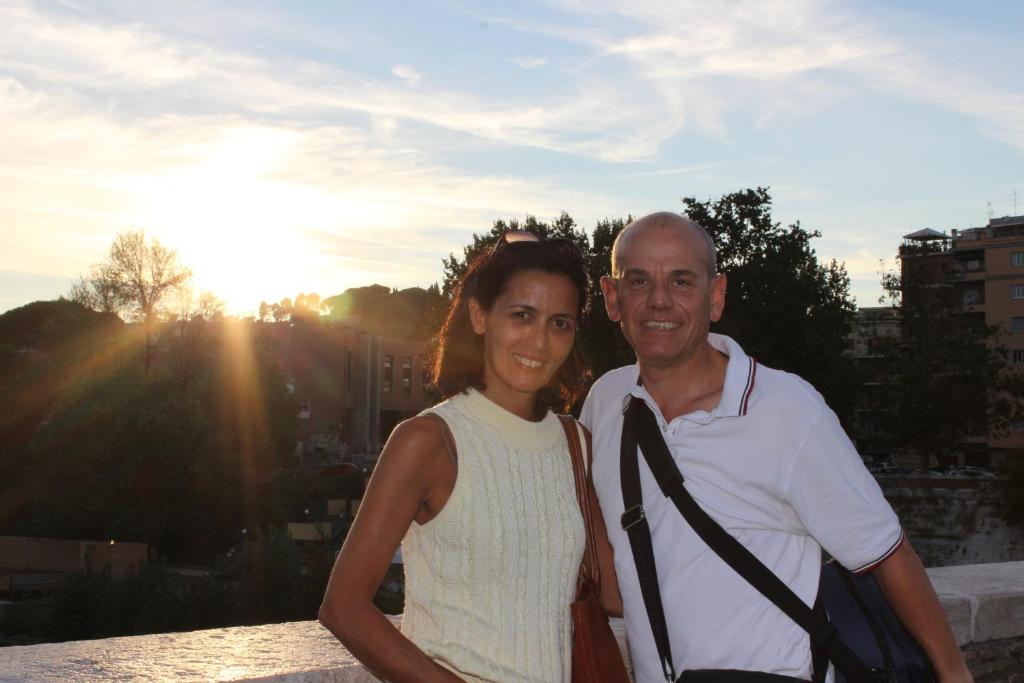 Un uomo e una donna che posano per una foto di Casina Carina Carina a Nettuno