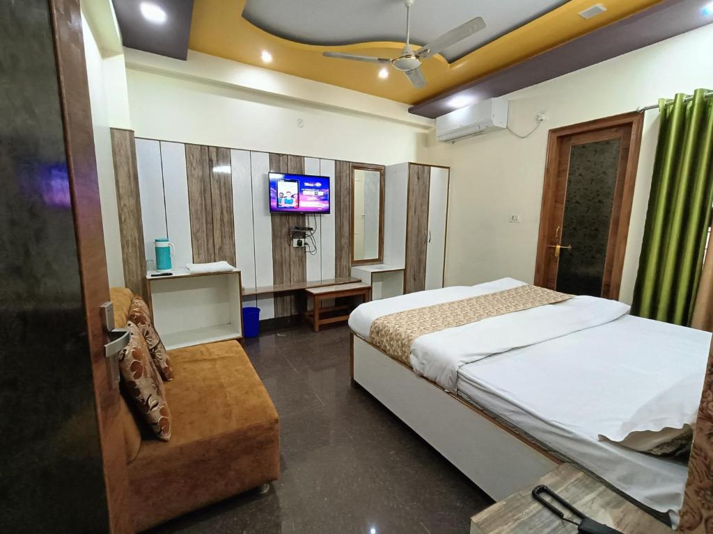 a bedroom with a bed and a television in it at HOTEL AMAN in Allahābād