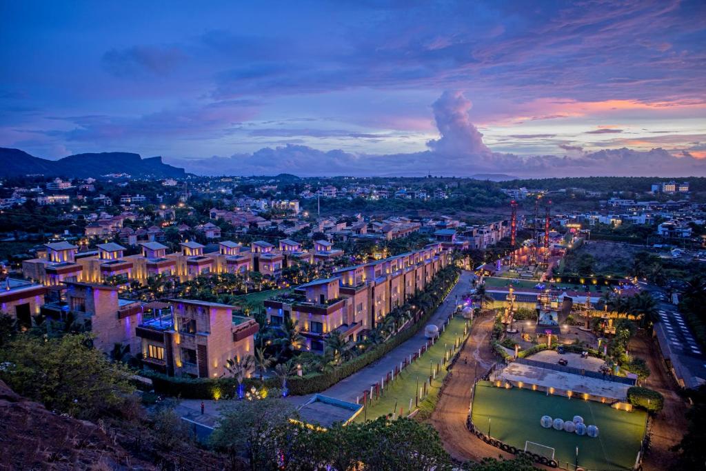 ein Blick auf eine Stadt bei Nacht in der Unterkunft Della Resorts in Lonavla