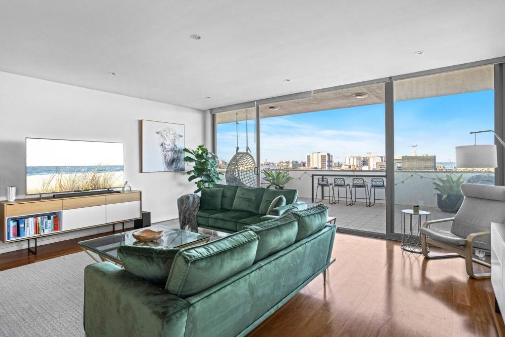 City Perch Escape - Sweeping Penthouse-style Haven, North Wollongong ...