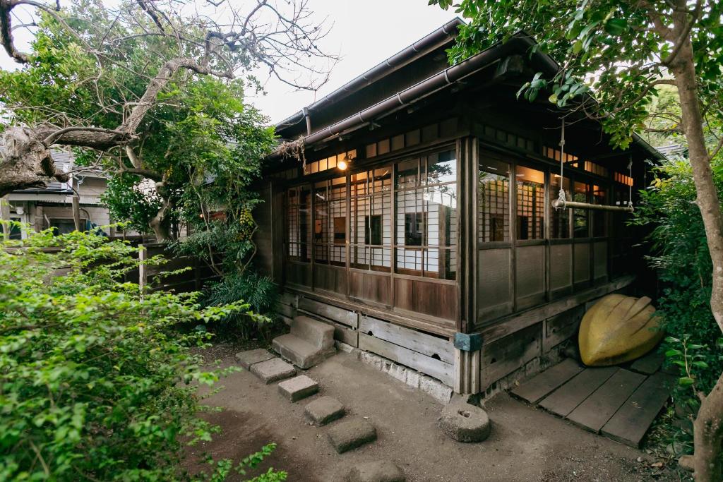 a small building in the middle of a garden at Minato-no Akari in Hayama