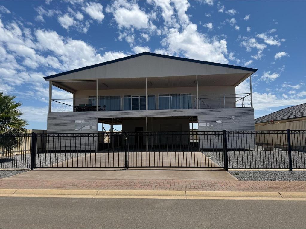 a house with a fence in front of it at Karma on Compass in Edithburgh