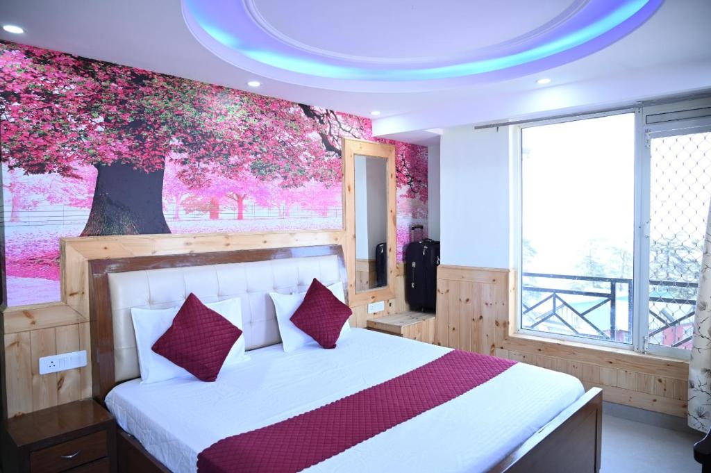 una camera da letto con un letto e un albero con fiori rosa di Northern View Howard a Shimla