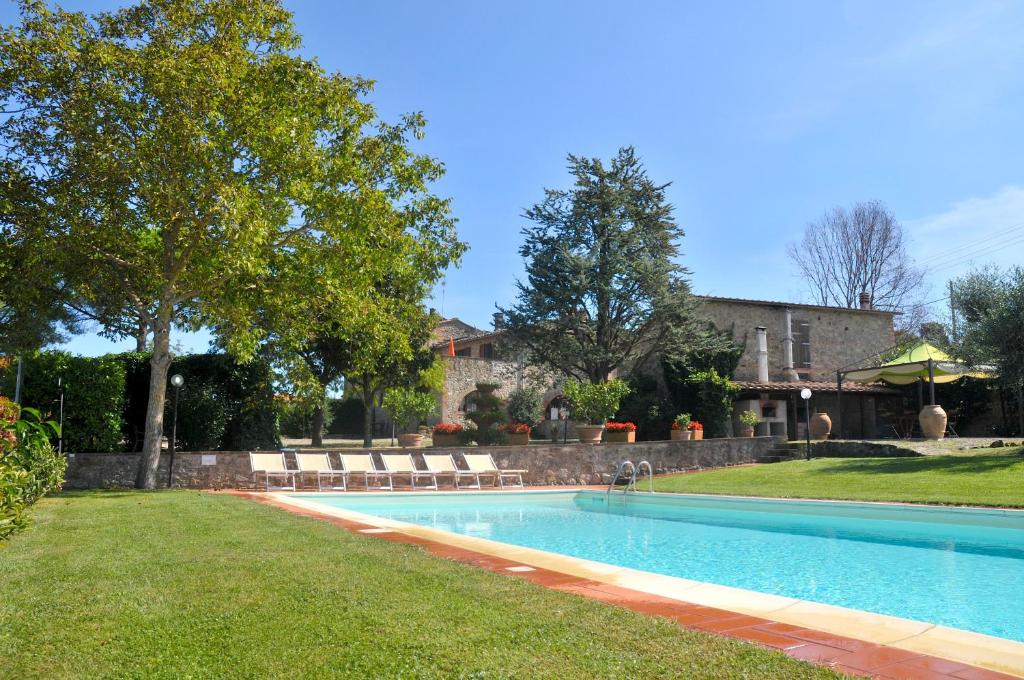 a swimming pool in the yard of a house at Podere Lornanino in Monteriggioni