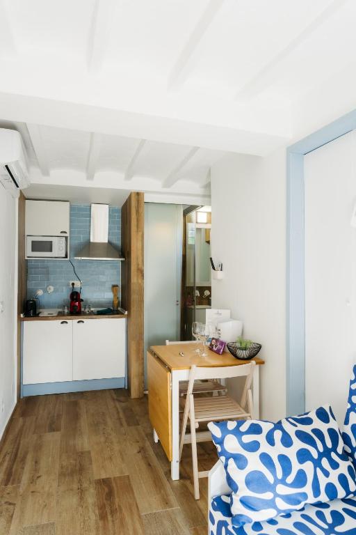 a kitchen and dining room with a table in a room at Godello - Harbor's Light in Villajoyosa