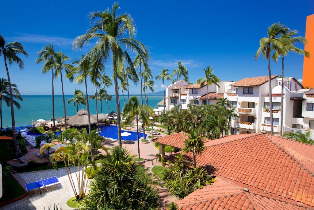 una vista aérea de un complejo con palmeras y el océano en Plaza Pelicanos Grand Beach Resort All Inclusive, en Puerto Vallarta