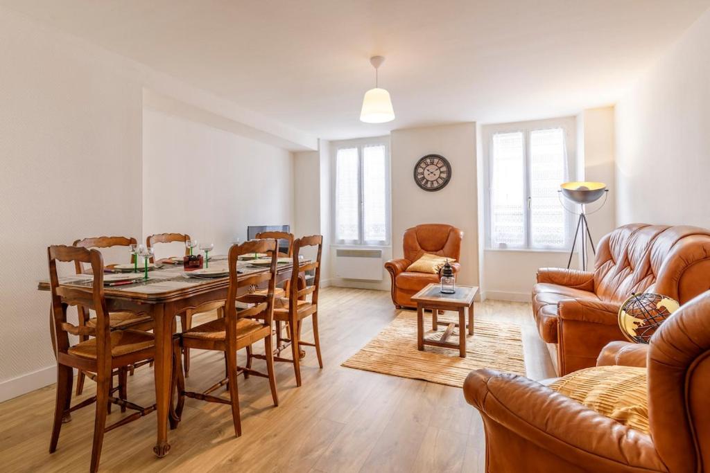 a living room with a table and chairs and a couch at Cœur Historique, Duplex pour 5 in Issoudun