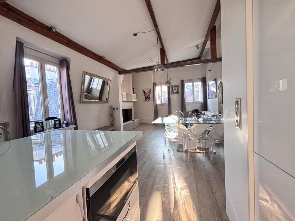 Sublime appartement refait à neuf en dernier étage baigné de lumière avec une très belle hauteur sous plafond 2 chambres en plein centre de Paris