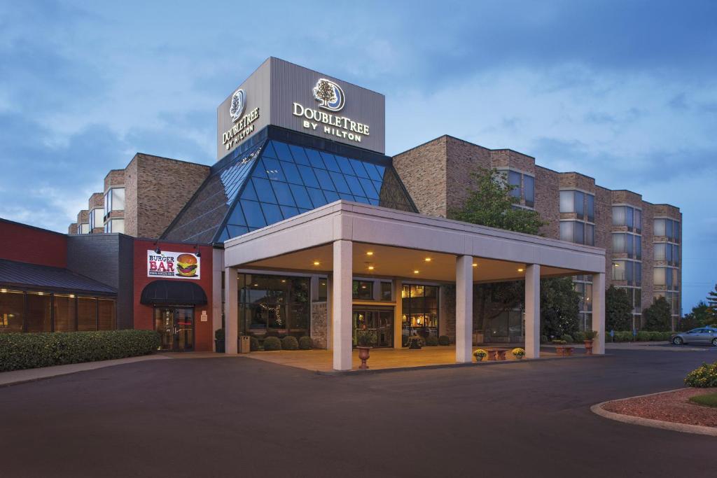 Un bâtiment avec un panneau en haut dans l'établissement DoubleTree by Hilton Johnson City, à Johnson City