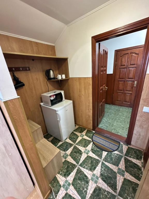 a small room with a door and a tiled floor at Бордуляка 11 in Ternopil
