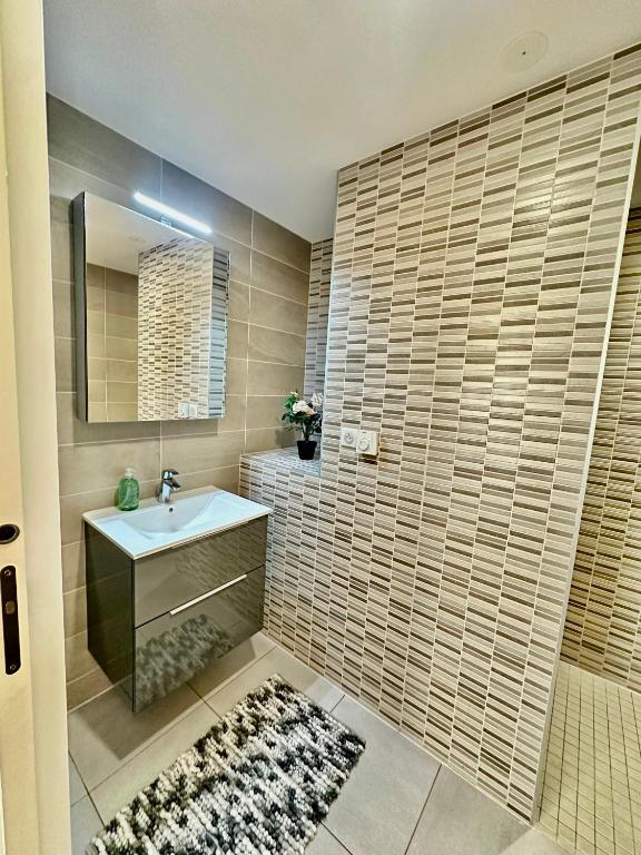 Holiday Suite City Center Airport Swiss Border Shopping mall – photo 8