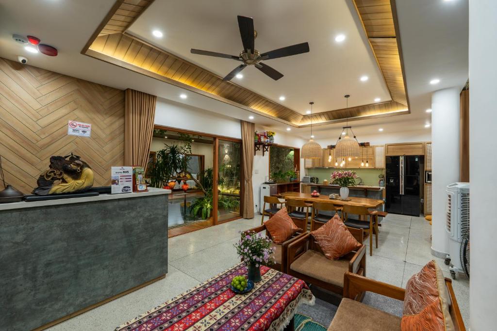 a kitchen and living room with a ceiling fan at An Bang Sunset House in An Bàn (2)