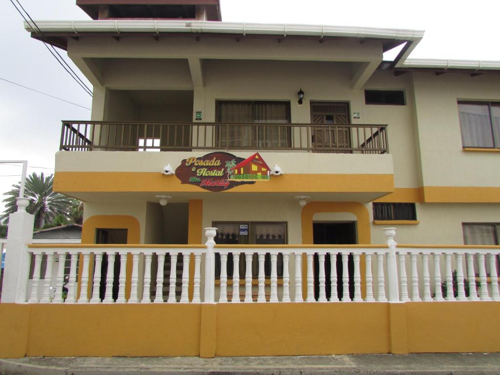 un edificio con balcón y una señal en él en Posada Hostal Miss Marlly, en San Andrés