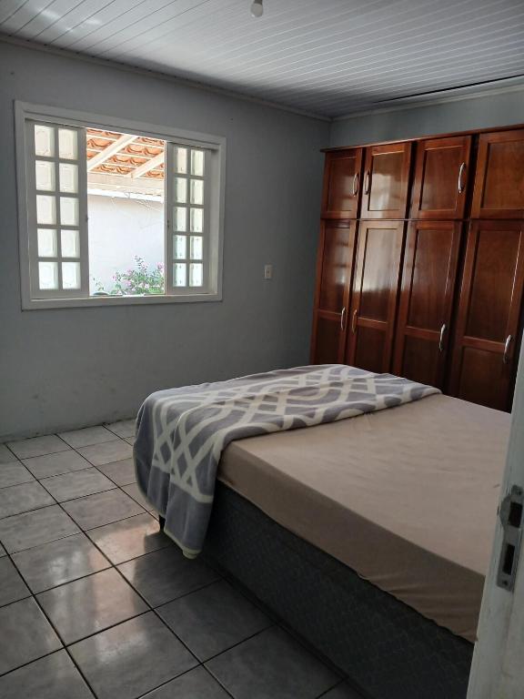 a bedroom with a bed and a window at Casa Laguna in Laguna