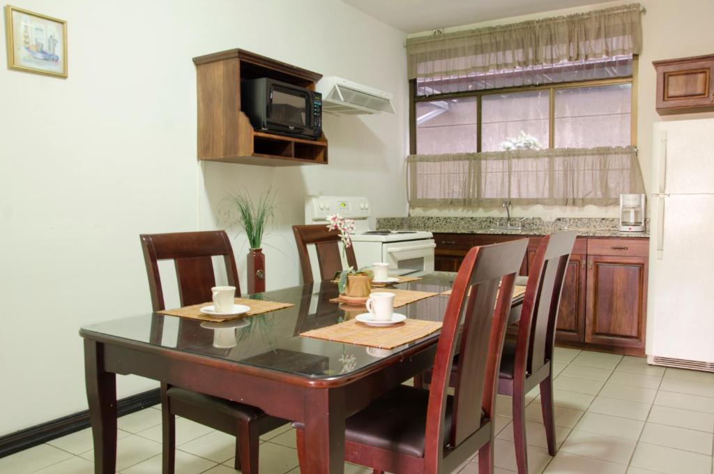 Kuchyň nebo kuchyňský kout v ubytování Hotel Plaza Real Suites & Apartments San Jose
