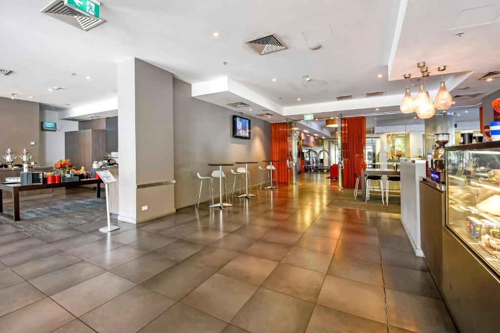 潘达纳斯曼特拉酒店餐厅或其他用餐的地方