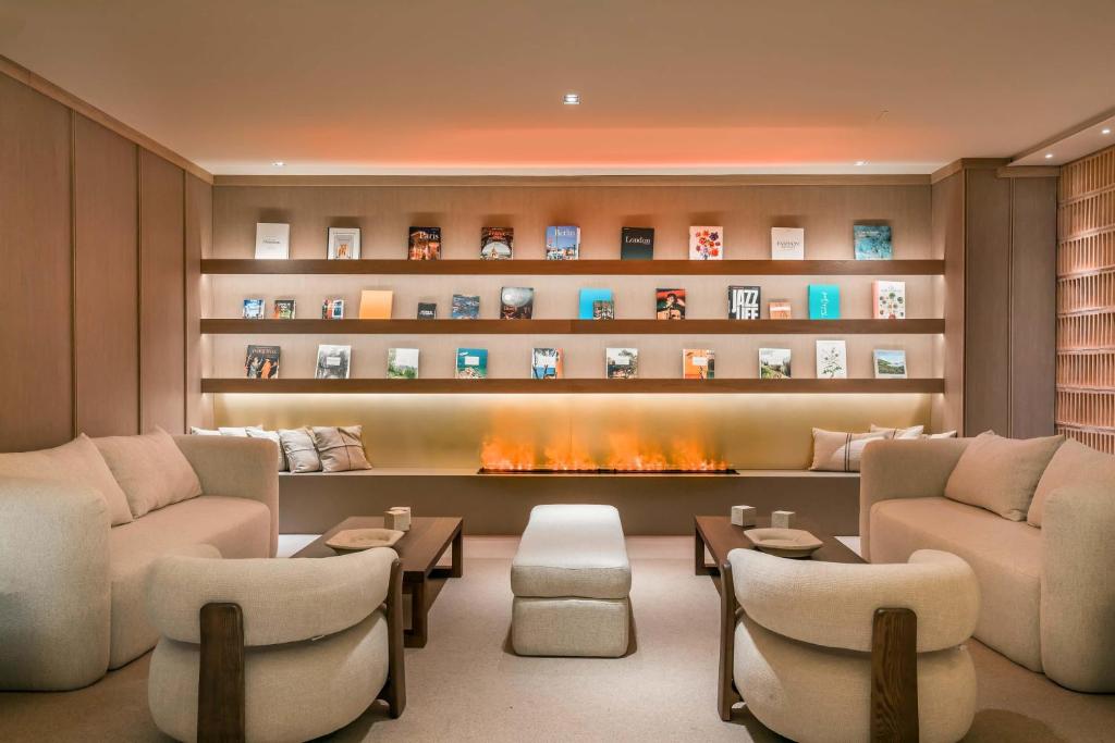 ein Wohnzimmer mit Kamin und Sofas in der Unterkunft Barceló Bilbao Nervión in Bilbao