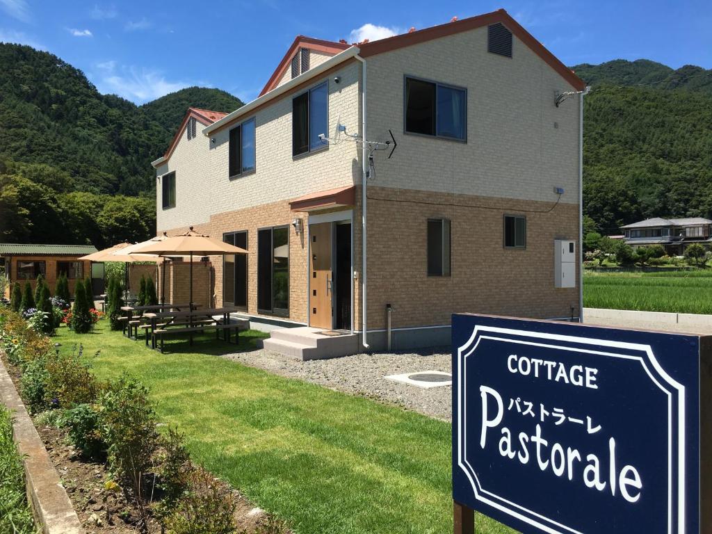 una casa con un cartel delante de ella en Cottage Pastorale, en Fujikawaguchiko