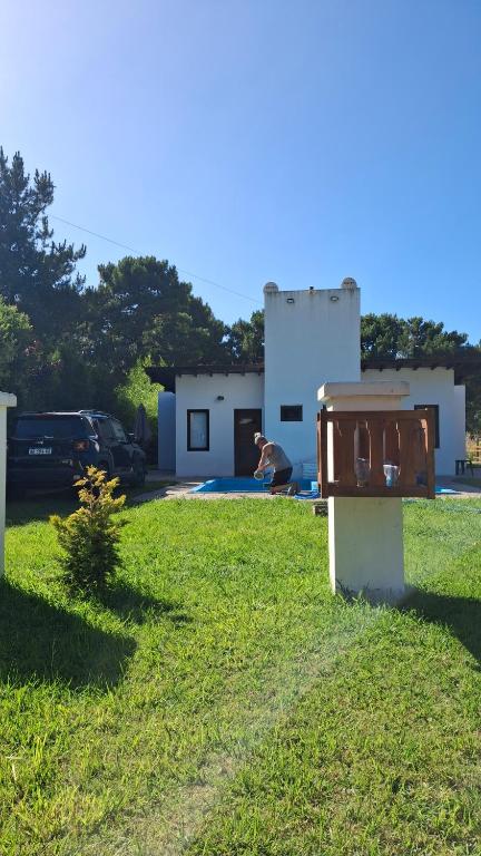 a yard with a house and a mailbox in the grass at Duplex La Caleta Mar in Mar de Cobo